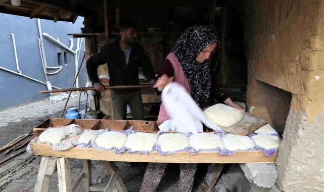 Aile ekonomileri için ekmeklerini kendileri yapıyor