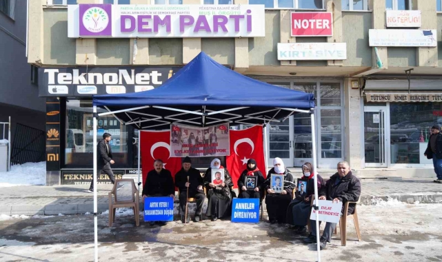 Ailelerin evlat nöbeti soğuk havaya rağmen devam ediyor