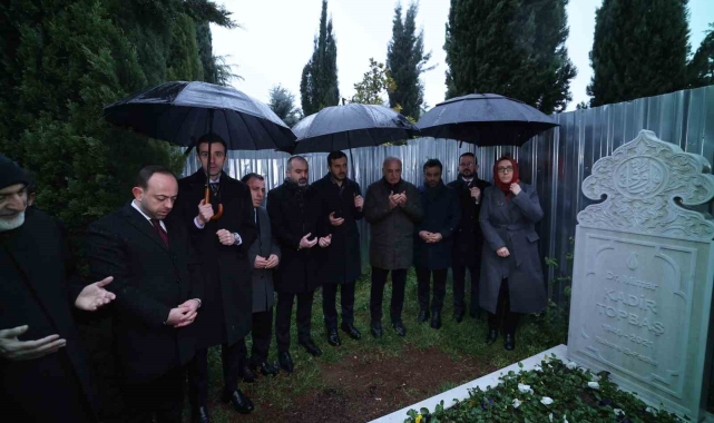 AK Parti İstanbul İl Başkanı Abdullah Özdemir, Fatih Sultan Mehmet Han'ın türbesini ziyaret etti