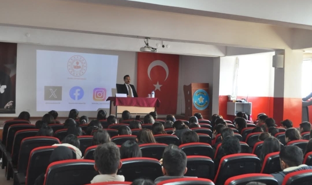 Akyaka Kaymakamı Demirtaş kariyer günlerinde öğrencilerle buluştu