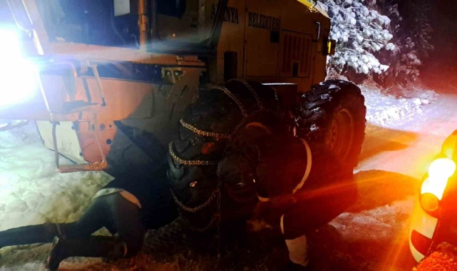 Alanya'da yaylada araçlarında mahsur kalan vatandaşlar ekiplerce kurtarıldı