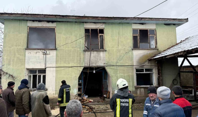 Alevlere teslim olan ev küle döndü