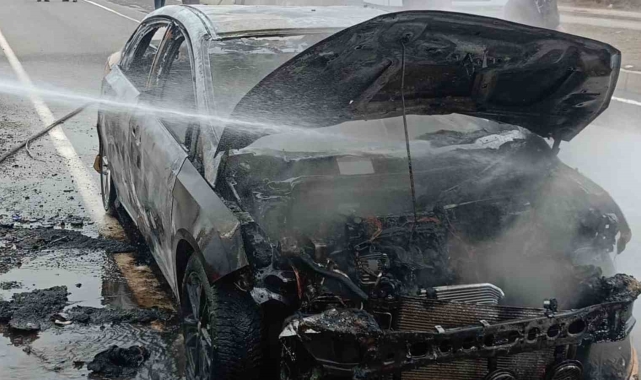 Alevlere teslim olan ticari taksi demir yığınına döndü