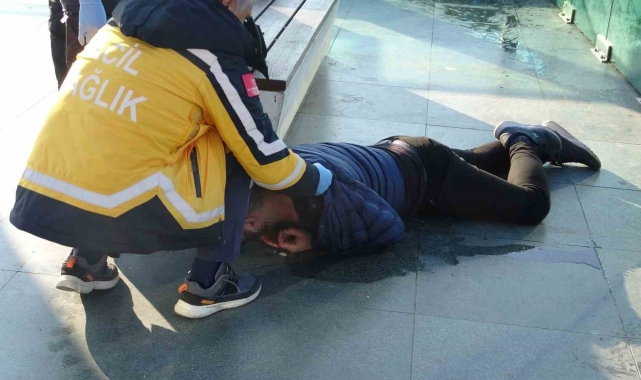 Alkol alıp betonda sızan adamı uyandırmak kolay olmadı