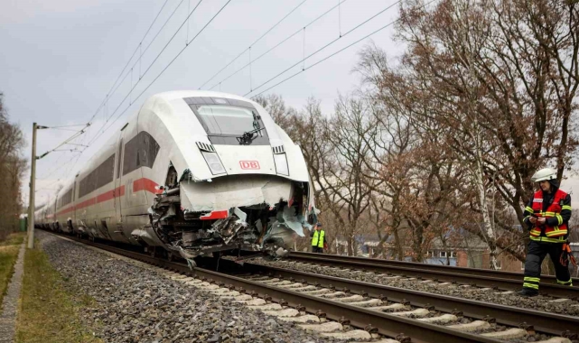 Almanya'da yolcu treni tırla çarpıştı: 1 ölü, 25 yaralı