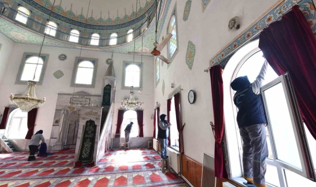 Altıeylül Belediyesi ekiplerinden ibadethane temizliği