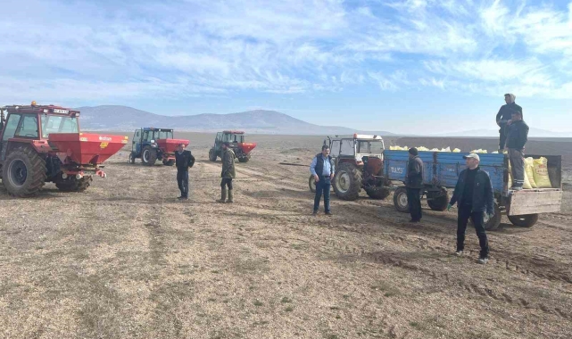 Altıntaş'ta mera alanları için 16 ton gübre