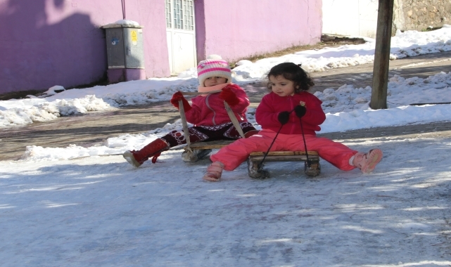 Amasya'da çocuklar kar yağışının ardından kızak keyfi yaşadı