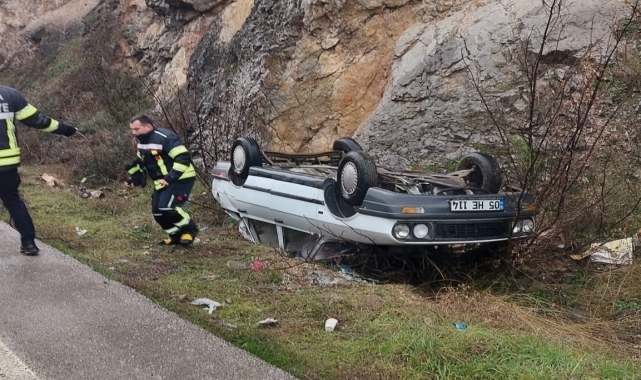 Amasya'da devrilen otomobildeki 3 kişi yaralandı