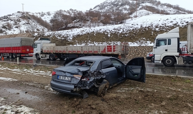 Amasya'da otomobil ile panelvan çarpıştı, 4 kişi yaralandı