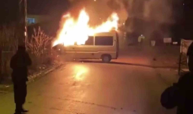 Amasya'da seyir halindeki minibüs alev alev yandı