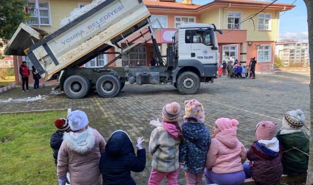 Anaokulu öğrencileri için kamyonla kar getirdiler