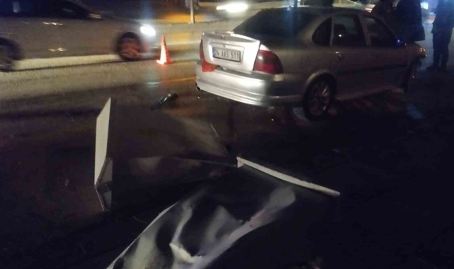 Ankara&#039;da kontrolden çıkan otomobil kaldırımdaki elektrik panosuna çarptı: 2 yaralı