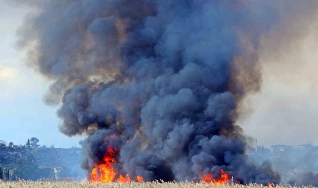 Antalya'da ev ve seraları tehdit eden sazlık yangını 2 saatlik çalışmayla kontrol altına alındı