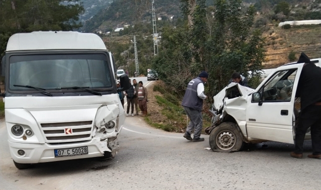 Antalya'da öğrenci servisi ile kamyonet çarpıştı: 21'i öğrenci 24 yaralı