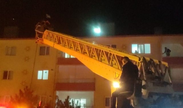 Apartman bacasında çıkan yangın paniğe sebep oldu
