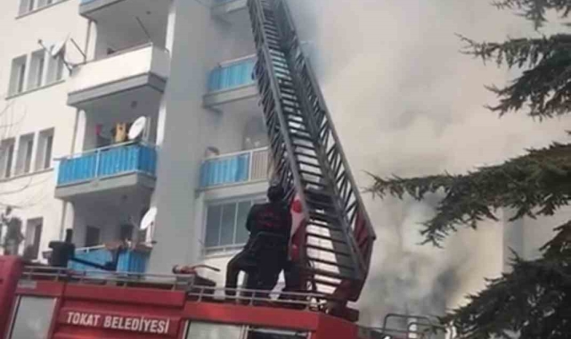 Apartmanda çıkan yangın paniğe neden oldu
