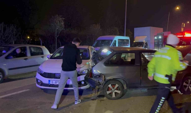 Aracının direksiyon hakimiyetini kaybetti, önündeki 3 otomobile çarparak durabildi