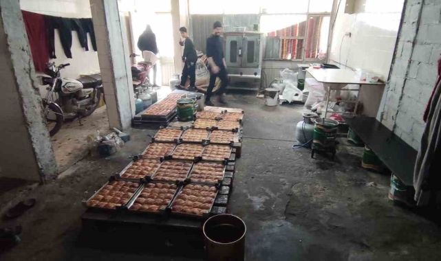 Aranan şahıs için baskın yapılan tatlıcıda hijyen kurallarının hiçe sayıldığı tespit edildi