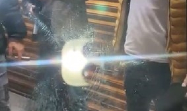 Arkadaşlarıyla şakalaşırken tabancayı boynuna dayayıp kazara kendini vurdu