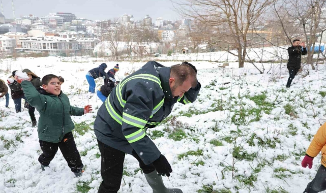 Arnavutköy Belediye Başkanı çocuklarla kartopu oynadı