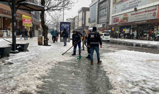 Arnavutköy'de karla mücadele çalışmaları aralıksız sürüyor