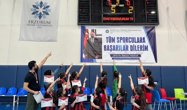 Arpaçaylı kızlar futsalda bölge şampiyonu