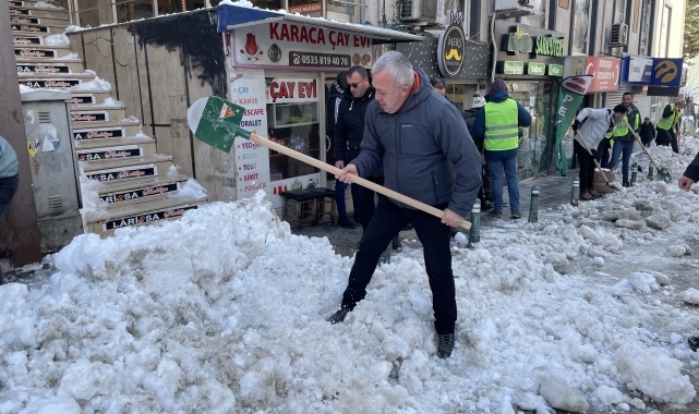 Artvin'de kar temizleme çalışmalarına vatandaşlar da katıldı