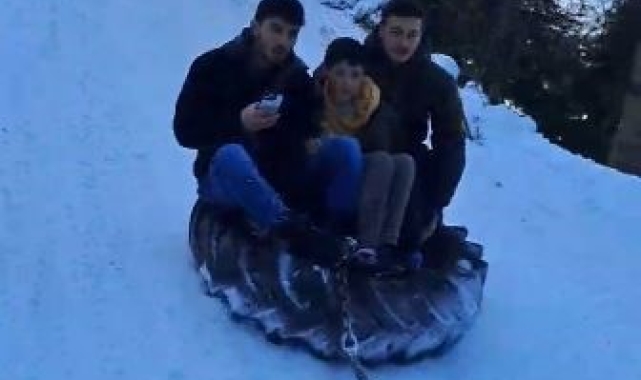 Artvinli gençlerden şambrelle kayak keyfi