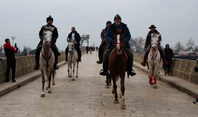 At sırtında İspanya'dan hacca gidiyorlar