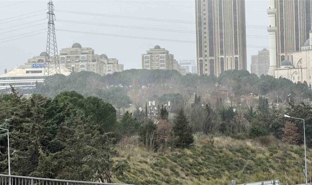 Ataşehir&#039;de kar yağışı başladı