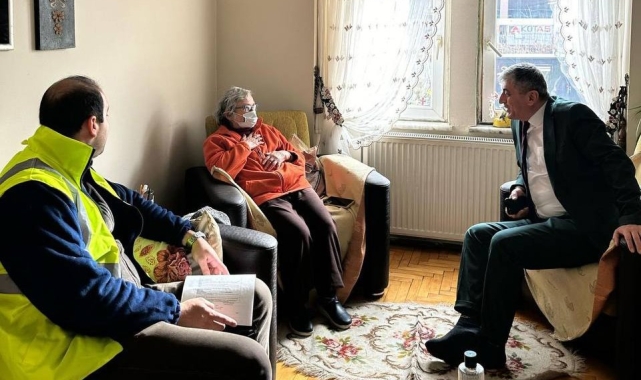 Attıkları her adımda yaşlıların yüreğini ısıtıyorlar