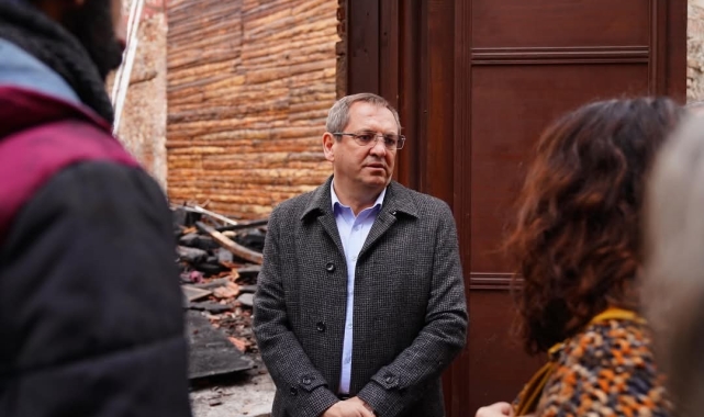 Ayvalık Belediye Başkanı Ergin alevlere teslim olan sanat merkezlerini inceledi