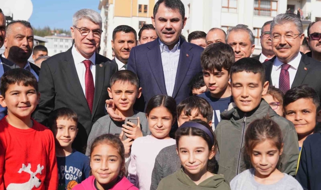 Bakan Kurum Osmaniye'de depremzede ailenin yeni evine konuk oldu