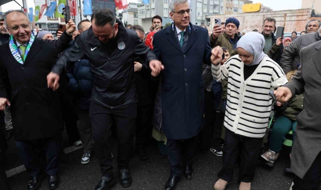 Bakan Memişoğlu, vatandaşlara balık ekmek dağıttı