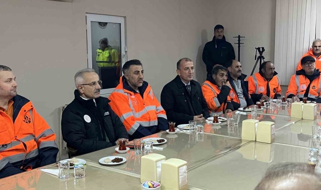 Bakan Uraloğlu'dan Gaziosmanpaşa'da karla mücadele bilgilendirmesi
