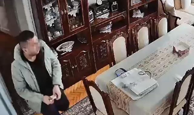 Bakırköy'de iki evden hırsızlık yapan şahıs kamerada