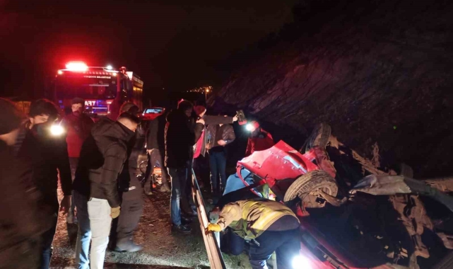 Balıkesir'de bariyerlere çarpan araçta 2 kişi yaralandı