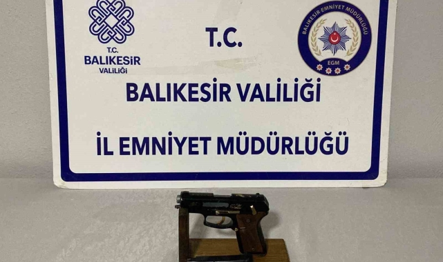 Balıkesir'de CHP aracına silahlı saldırı: Olayin faili B.Ç., saldırıda kullandığı ruhsatsız tabancayla yakalanarak gözaltına alındı