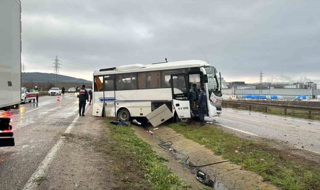 Balıkesir'de işçi servisi kaza yaptı: 4 yaralı