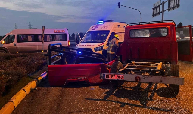 Balıkesir'de servis aracı ile kamyonet çarpıştı; 1 yaralı