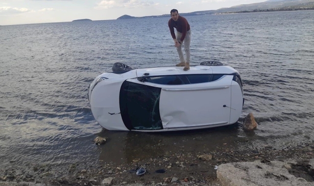 Balıkesir'de virajı alamayan otomobil takla atarak denize düştü