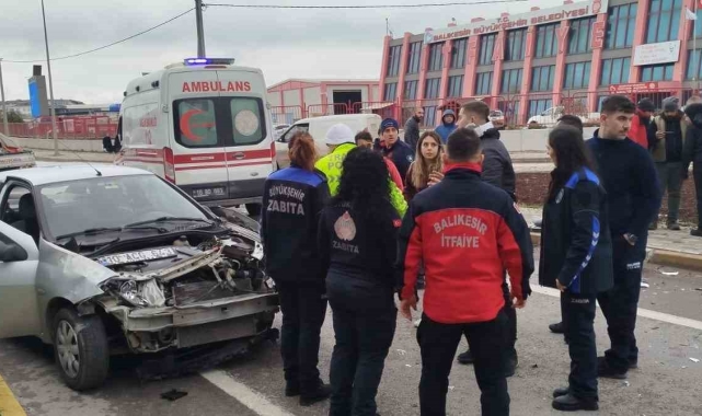 Bandırma'da kavşakta meydana gelen kazada 3 kişi yaralandı