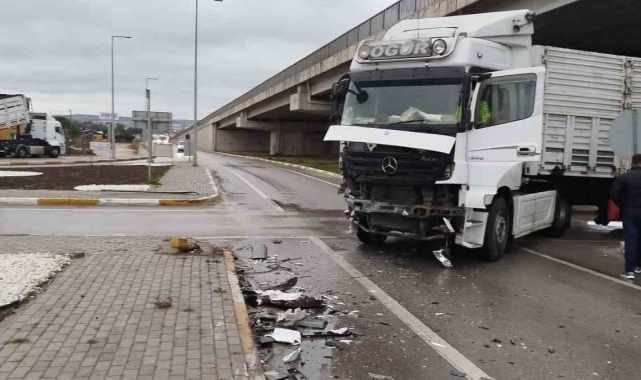 Bandırma'da TIR ile kamyonet çarpıştı: Yol kısa süre trafiğe kapandı