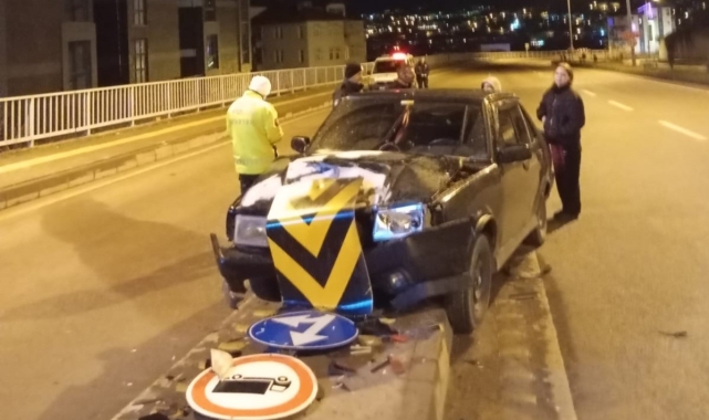 Bartın'da kontrolden çıkan otomobil refüje çıktı