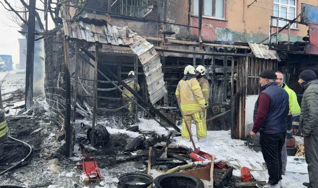 Başakşehir'de lastik dükkanı alev alev yandı, o anlar kamerada