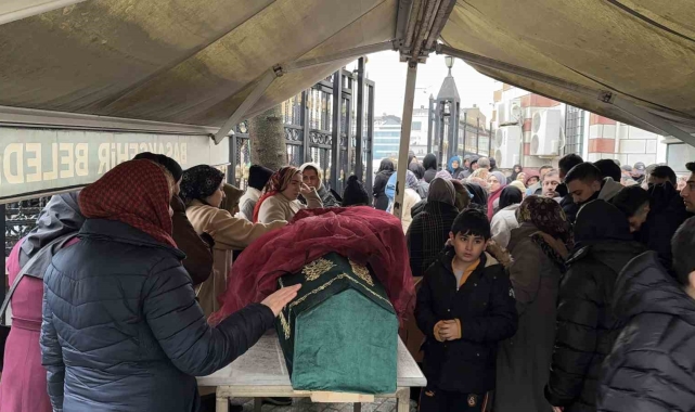 Başakşehir'deki yangında ailesinin hayatını kurtaran Nazlıcan Pehlivan, son yolculuğuna uğurlandı