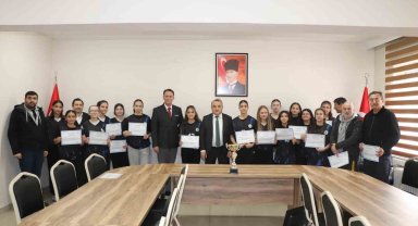 Başarılı sporculara belgelerini verdi