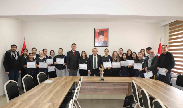 Başarılı sporculara belgelerini verdi