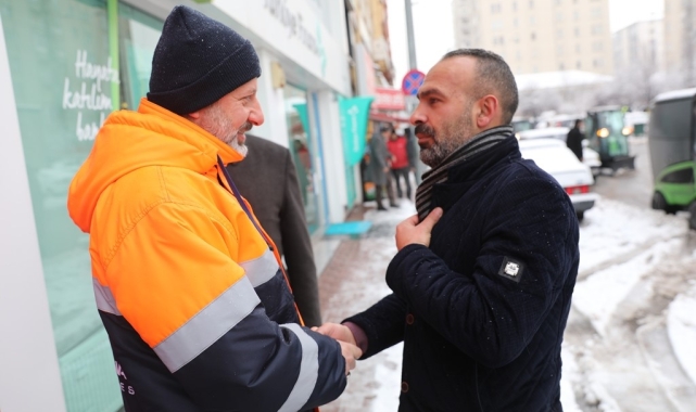 Başkan Çolakbayrakdar: "Yoğun kar yağışına karşı 3 vardiyalı 24 saat çalışıyoruz"